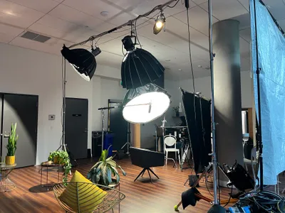 Studio lighting rig with multiple modifiers